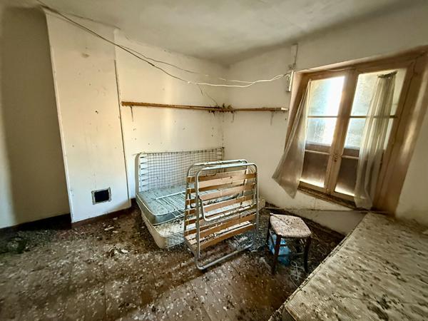 Trèbes maison à rénover sur trois niveaux avec remise en face et possibilité garages supplémentaires