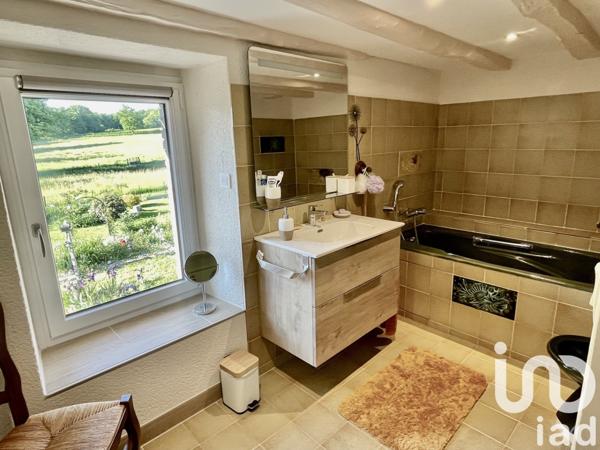 Demeure 6 pièces de 163 m² à Saint-Agnant-de-Versillat (23300)