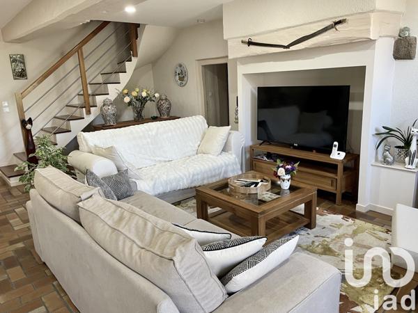 Demeure 6 pièces de 163 m² à Saint-Agnant-de-Versillat (23300)
