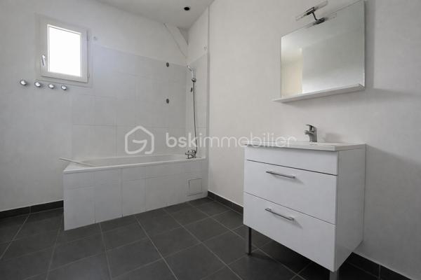 Située à Chéroy, à proximité immédiate des commerces, écoles et services, cette maison de ville fonctionnelle et lumineuse saura vous séduire par ses beaux volumes et son agencement optimisé, parfaitement adapté à une vie de famille ou à un premier achat immobilier.
L’accès à la maison se fait par une cour privative, offrant un espace extérieur agréable avant d’accéder à l’entrée.
Le bien est mitoyen, tout en conservant un bon niveau de confort et de tranquillité.

🔹 Pièce de vie conviviale et lumineuse
Dès l’entrée, vous découvrez une spacieuse pièce de vie de 37 m², baignée de lumière :
✔️ Cuisine américaine aménagée
✔️ Séjour ouvert et chaleureux
✔️ Espace idéal pour recevoir famille et amis
➡️ Un WC indépendant complète le rez-de-chaussée.
🔹 Espace nuit bien réparti

Au 1er étage :
2 grandes chambres de 17 m² et 19 m²
Salle de bain avec WC

Au 2e étage :
2 chambres supplémentaires (9 m² et 7 m²)

➡️ Idéal pour chambres d’enfants, bureau ou télétravail