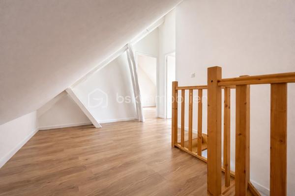 Située à Chéroy, à proximité immédiate des commerces, écoles et services, cette maison de ville fonctionnelle et lumineuse saura vous séduire par ses beaux volumes et son agencement optimisé, parfaitement adapté à une vie de famille ou à un premier achat immobilier.
L’accès à la maison se fait par une cour privative, offrant un espace extérieur agréable avant d’accéder à l’entrée.
Le bien est mitoyen, tout en conservant un bon niveau de confort et de tranquillité.

🔹 Pièce de vie conviviale et lumineuse
Dès l’entrée, vous découvrez une spacieuse pièce de vie de 37 m², baignée de lumière :
✔️ Cuisine américaine aménagée
✔️ Séjour ouvert et chaleureux
✔️ Espace idéal pour recevoir famille et amis
➡️ Un WC indépendant complète le rez-de-chaussée.
🔹 Espace nuit bien réparti

Au 1er étage :
2 grandes chambres de 17 m² et 19 m²
Salle de bain avec WC

Au 2e étage :
2 chambres supplémentaires (9 m² et 7 m²)

➡️ Idéal pour chambres d’enfants, bureau ou télétravail