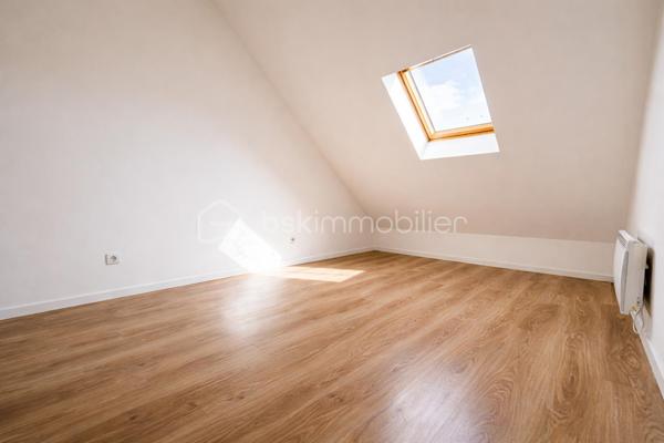 Située à Chéroy, à proximité immédiate des commerces, écoles et services, cette maison de ville fonctionnelle et lumineuse saura vous séduire par ses beaux volumes et son agencement optimisé, parfaitement adapté à une vie de famille ou à un premier achat immobilier.
L’accès à la maison se fait par une cour privative, offrant un espace extérieur agréable avant d’accéder à l’entrée.
Le bien est mitoyen, tout en conservant un bon niveau de confort et de tranquillité.

🔹 Pièce de vie conviviale et lumineuse
Dès l’entrée, vous découvrez une spacieuse pièce de vie de 37 m², baignée de lumière :
✔️ Cuisine américaine aménagée
✔️ Séjour ouvert et chaleureux
✔️ Espace idéal pour recevoir famille et amis
➡️ Un WC indépendant complète le rez-de-chaussée.
🔹 Espace nuit bien réparti

Au 1er étage :
2 grandes chambres de 17 m² et 19 m²
Salle de bain avec WC

Au 2e étage :
2 chambres supplémentaires (9 m² et 7 m²)

➡️ Idéal pour chambres d’enfants, bureau ou télétravail