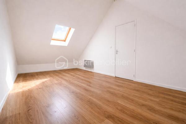 Située à Chéroy, à proximité immédiate des commerces, écoles et services, cette maison de ville fonctionnelle et lumineuse saura vous séduire par ses beaux volumes et son agencement optimisé, parfaitement adapté à une vie de famille ou à un premier achat immobilier.
L’accès à la maison se fait par une cour privative, offrant un espace extérieur agréable avant d’accéder à l’entrée.
Le bien est mitoyen, tout en conservant un bon niveau de confort et de tranquillité.

🔹 Pièce de vie conviviale et lumineuse
Dès l’entrée, vous découvrez une spacieuse pièce de vie de 37 m², baignée de lumière :
✔️ Cuisine américaine aménagée
✔️ Séjour ouvert et chaleureux
✔️ Espace idéal pour recevoir famille et amis
➡️ Un WC indépendant complète le rez-de-chaussée.
🔹 Espace nuit bien réparti

Au 1er étage :
2 grandes chambres de 17 m² et 19 m²
Salle de bain avec WC

Au 2e étage :
2 chambres supplémentaires (9 m² et 7 m²)

➡️ Idéal pour chambres d’enfants, bureau ou télétravail