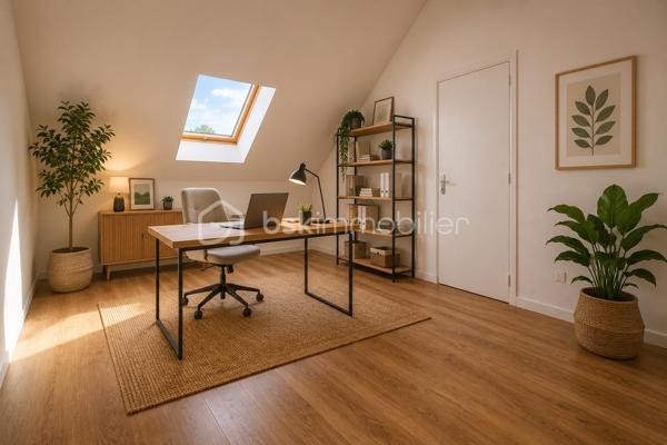 Située à Chéroy, à proximité immédiate des commerces, écoles et services, cette maison de ville fonctionnelle et lumineuse saura vous séduire par ses beaux volumes et son agencement optimisé, parfaitement adapté à une vie de famille ou à un premier achat immobilier.
L’accès à la maison se fait par une cour privative, offrant un espace extérieur agréable avant d’accéder à l’entrée.
Le bien est mitoyen, tout en conservant un bon niveau de confort et de tranquillité.

🔹 Pièce de vie conviviale et lumineuse
Dès l’entrée, vous découvrez une spacieuse pièce de vie de 37 m², baignée de lumière :
✔️ Cuisine américaine aménagée
✔️ Séjour ouvert et chaleureux
✔️ Espace idéal pour recevoir famille et amis
➡️ Un WC indépendant complète le rez-de-chaussée.
🔹 Espace nuit bien réparti

Au 1er étage :
2 grandes chambres de 17 m² et 19 m²
Salle de bain avec WC

Au 2e étage :
2 chambres supplémentaires (9 m² et 7 m²)

➡️ Idéal pour chambres d’enfants, bureau ou télétravail