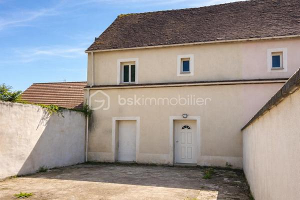 Située à Chéroy, à proximité immédiate des commerces, écoles et services, cette maison de ville fonctionnelle et lumineuse saura vous séduire par ses beaux volumes et son agencement optimisé, parfaitement adapté à une vie de famille ou à un premier achat immobilier.
L’accès à la maison se fait par une cour privative, offrant un espace extérieur agréable avant d’accéder à l’entrée.
Le bien est mitoyen, tout en conservant un bon niveau de confort et de tranquillité.

🔹 Pièce de vie conviviale et lumineuse
Dès l’entrée, vous découvrez une spacieuse pièce de vie de 37 m², baignée de lumière :
✔️ Cuisine américaine aménagée
✔️ Séjour ouvert et chaleureux
✔️ Espace idéal pour recevoir famille et amis
➡️ Un WC indépendant complète le rez-de-chaussée.
🔹 Espace nuit bien réparti

Au 1er étage :
2 grandes chambres de 17 m² et 19 m²
Salle de bain avec WC

Au 2e étage :
2 chambres supplémentaires (9 m² et 7 m²)

➡️ Idéal pour chambres d’enfants, bureau ou télétravail