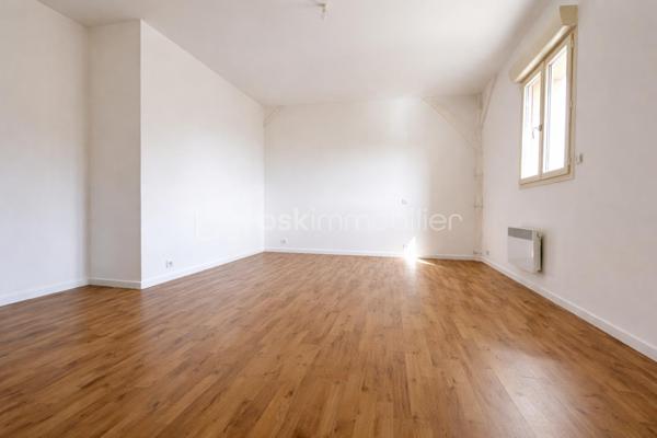 Située à Chéroy, à proximité immédiate des commerces, écoles et services, cette maison de ville fonctionnelle et lumineuse saura vous séduire par ses beaux volumes et son agencement optimisé, parfaitement adapté à une vie de famille ou à un premier achat immobilier.
L’accès à la maison se fait par une cour privative, offrant un espace extérieur agréable avant d’accéder à l’entrée.
Le bien est mitoyen, tout en conservant un bon niveau de confort et de tranquillité.

🔹 Pièce de vie conviviale et lumineuse
Dès l’entrée, vous découvrez une spacieuse pièce de vie de 37 m², baignée de lumière :
✔️ Cuisine américaine aménagée
✔️ Séjour ouvert et chaleureux
✔️ Espace idéal pour recevoir famille et amis
➡️ Un WC indépendant complète le rez-de-chaussée.
🔹 Espace nuit bien réparti

Au 1er étage :
2 grandes chambres de 17 m² et 19 m²
Salle de bain avec WC

Au 2e étage :
2 chambres supplémentaires (9 m² et 7 m²)

➡️ Idéal pour chambres d’enfants, bureau ou télétravail