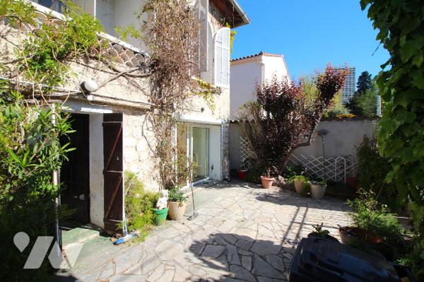 Jolie Villa de 130m2 habitables (avec 1 jardin & 1 belle terrasse) sur 1 terrain 175m2 à Mazargues