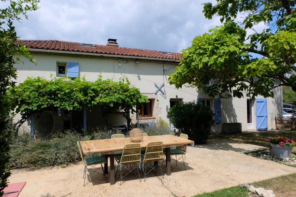 Magnifique Propriété de Campagne : Maison de 4 Chambres, Gîte, Piscine et Grange dans le Lot-et-Garonne