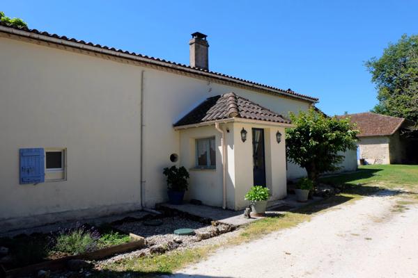 Magnifique Propriété de Campagne : Maison de 4 Chambres, Gîte, Piscine et Grange dans le Lot-et-Garonne