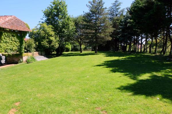 Magnifique Propriété de Campagne : Maison de 4 Chambres, Gîte, Piscine et Grange dans le Lot-et-Garonne