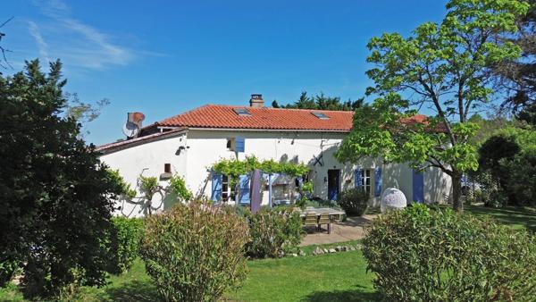 Magnifique Propriété de Campagne : Maison de 4 Chambres, Gîte, Piscine et Grange dans le Lot-et-Garonne