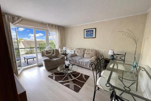 Vous serez agréablement surpris par ce magnifique F3 !
Coup de cœur assuré pour cet appartement unique ! 

Côté cour, au calme, ce superbe appartement de 3 pièces saura vous séduire avec sa magnifique terrasse de 81 m2, sa belle luminosité, tout en étant proche des commodités et du RER ! Tous se fait à pied ! Quel bonheur !

Vous bénéficiez :

d'un séjour lumineux avec un accès direct à la terrasse par sa grande baie vitrée, 
d'une cuisine indépendante aménagée et équipée, 
de 2 chambres confortables avec un accès direct à la terrasse,  
d'une belle salle d'eau récente, 
d'un WC indépendant, 
d'un cellier/buanderie 
et de divers rangements.

Ce bel appartement se situe au 1er étage de la résidence, la résidence dispose d'un ascenseur.

Une cave et une place de parking au sous-sol complète ce bien.

Les +++ :
fenêtres récentes PVC double vitrage, 
volets roulants électriques en aluminium
Salle d'eau récente
terrasse aménagée de 81 m2 avec son espace salon, espace salle à manger, chalet en bois 
Au calme tout en étant à 2 pas des commerces,
Proche du RER A
Appartement unique 
Accès terrasse de la pièce de vie et des 2 chambres
Appartement fibré
Nombreux rangements 
Cadre de vie agréable

Un appartement cosy avec un extérieur unique tout en étant proche de Paris !

A votre disposition pour une visite !