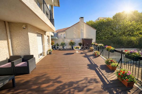 Vous serez agréablement surpris par ce magnifique F3 !
Coup de cœur assuré pour cet appartement unique ! 

Côté cour, au calme, ce superbe appartement de 3 pièces saura vous séduire avec sa magnifique terrasse de 81 m2, sa belle luminosité, tout en étant proche des commodités et du RER ! Tous se fait à pied ! Quel bonheur !

Vous bénéficiez :

d'un séjour lumineux avec un accès direct à la terrasse par sa grande baie vitrée, 
d'une cuisine indépendante aménagée et équipée, 
de 2 chambres confortables avec un accès direct à la terrasse,  
d'une belle salle d'eau récente, 
d'un WC indépendant, 
d'un cellier/buanderie 
et de divers rangements.

Ce bel appartement se situe au 1er étage de la résidence, la résidence dispose d'un ascenseur.

Une cave et une place de parking au sous-sol complète ce bien.

Les +++ :
fenêtres récentes PVC double vitrage, 
volets roulants électriques en aluminium
Salle d'eau récente
terrasse aménagée de 81 m2 avec son espace salon, espace salle à manger, chalet en bois 
Au calme tout en étant à 2 pas des commerces,
Proche du RER A
Appartement unique 
Accès terrasse de la pièce de vie et des 2 chambres
Appartement fibré
Nombreux rangements 
Cadre de vie agréable

Un appartement cosy avec un extérieur unique tout en étant proche de Paris !

A votre disposition pour une visite !