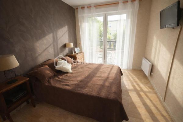 Vous serez agréablement surpris par ce magnifique F3 !
Coup de cœur assuré pour cet appartement unique ! 

Côté cour, au calme, ce superbe appartement de 3 pièces saura vous séduire avec sa magnifique terrasse de 81 m2, sa belle luminosité, tout en étant proche des commodités et du RER ! Tous se fait à pied ! Quel bonheur !

Vous bénéficiez :

d'un séjour lumineux avec un accès direct à la terrasse par sa grande baie vitrée, 
d'une cuisine indépendante aménagée et équipée, 
de 2 chambres confortables avec un accès direct à la terrasse,  
d'une belle salle d'eau récente, 
d'un WC indépendant, 
d'un cellier/buanderie 
et de divers rangements.

Ce bel appartement se situe au 1er étage de la résidence, la résidence dispose d'un ascenseur.

Une cave et une place de parking au sous-sol complète ce bien.

Les +++ :
fenêtres récentes PVC double vitrage, 
volets roulants électriques en aluminium
Salle d'eau récente
terrasse aménagée de 81 m2 avec son espace salon, espace salle à manger, chalet en bois 
Au calme tout en étant à 2 pas des commerces,
Proche du RER A
Appartement unique 
Accès terrasse de la pièce de vie et des 2 chambres
Appartement fibré
Nombreux rangements 
Cadre de vie agréable

Un appartement cosy avec un extérieur unique tout en étant proche de Paris !

A votre disposition pour une visite !