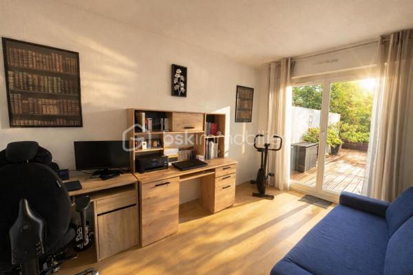 Vous serez agréablement surpris par ce magnifique F3 !
Coup de cœur assuré pour cet appartement unique ! 

Côté cour, au calme, ce superbe appartement de 3 pièces saura vous séduire avec sa magnifique terrasse de 81 m2, sa belle luminosité, tout en étant proche des commodités et du RER ! Tous se fait à pied ! Quel bonheur !

Vous bénéficiez :

d'un séjour lumineux avec un accès direct à la terrasse par sa grande baie vitrée, 
d'une cuisine indépendante aménagée et équipée, 
de 2 chambres confortables avec un accès direct à la terrasse,  
d'une belle salle d'eau récente, 
d'un WC indépendant, 
d'un cellier/buanderie 
et de divers rangements.

Ce bel appartement se situe au 1er étage de la résidence, la résidence dispose d'un ascenseur.

Une cave et une place de parking au sous-sol complète ce bien.

Les +++ :
fenêtres récentes PVC double vitrage, 
volets roulants électriques en aluminium
Salle d'eau récente
terrasse aménagée de 81 m2 avec son espace salon, espace salle à manger, chalet en bois 
Au calme tout en étant à 2 pas des commerces,
Proche du RER A
Appartement unique 
Accès terrasse de la pièce de vie et des 2 chambres
Appartement fibré
Nombreux rangements 
Cadre de vie agréable

Un appartement cosy avec un extérieur unique tout en étant proche de Paris !

A votre disposition pour une visite !