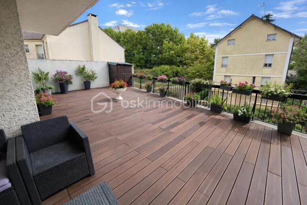 Vous serez agréablement surpris par ce magnifique F3 !
Coup de cœur assuré pour cet appartement unique ! 

Côté cour, au calme, ce superbe appartement de 3 pièces saura vous séduire avec sa magnifique terrasse de 81 m2, sa belle luminosité, tout en étant proche des commodités et du RER ! Tous se fait à pied ! Quel bonheur !

Vous bénéficiez :

d'un séjour lumineux avec un accès direct à la terrasse par sa grande baie vitrée, 
d'une cuisine indépendante aménagée et équipée, 
de 2 chambres confortables avec un accès direct à la terrasse,  
d'une belle salle d'eau récente, 
d'un WC indépendant, 
d'un cellier/buanderie 
et de divers rangements.

Ce bel appartement se situe au 1er étage de la résidence, la résidence dispose d'un ascenseur.

Une cave et une place de parking au sous-sol complète ce bien.

Les +++ :
fenêtres récentes PVC double vitrage, 
volets roulants électriques en aluminium
Salle d'eau récente
terrasse aménagée de 81 m2 avec son espace salon, espace salle à manger, chalet en bois 
Au calme tout en étant à 2 pas des commerces,
Proche du RER A
Appartement unique 
Accès terrasse de la pièce de vie et des 2 chambres
Appartement fibré
Nombreux rangements 
Cadre de vie agréable

Un appartement cosy avec un extérieur unique tout en étant proche de Paris !

A votre disposition pour une visite !