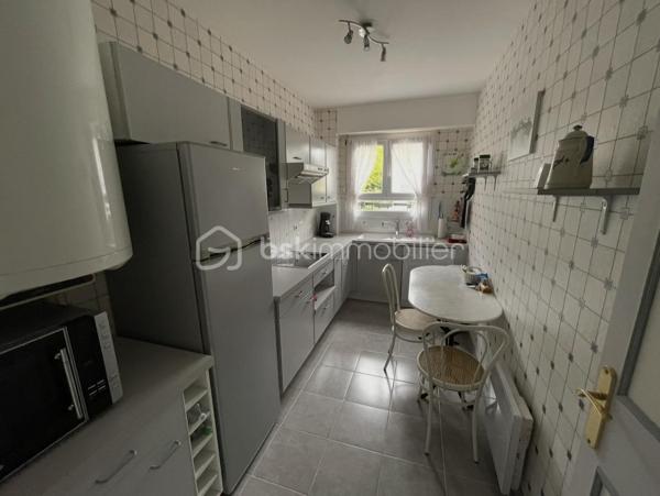 Vous serez agréablement surpris par ce magnifique F3 !
Coup de cœur assuré pour cet appartement unique ! 

Côté cour, au calme, ce superbe appartement de 3 pièces saura vous séduire avec sa magnifique terrasse de 81 m2, sa belle luminosité, tout en étant proche des commodités et du RER ! Tous se fait à pied ! Quel bonheur !

Vous bénéficiez :

d'un séjour lumineux avec un accès direct à la terrasse par sa grande baie vitrée, 
d'une cuisine indépendante aménagée et équipée, 
de 2 chambres confortables avec un accès direct à la terrasse,  
d'une belle salle d'eau récente, 
d'un WC indépendant, 
d'un cellier/buanderie 
et de divers rangements.

Ce bel appartement se situe au 1er étage de la résidence, la résidence dispose d'un ascenseur.

Une cave et une place de parking au sous-sol complète ce bien.

Les +++ :
fenêtres récentes PVC double vitrage, 
volets roulants électriques en aluminium
Salle d'eau récente
terrasse aménagée de 81 m2 avec son espace salon, espace salle à manger, chalet en bois 
Au calme tout en étant à 2 pas des commerces,
Proche du RER A
Appartement unique 
Accès terrasse de la pièce de vie et des 2 chambres
Appartement fibré
Nombreux rangements 
Cadre de vie agréable

Un appartement cosy avec un extérieur unique tout en étant proche de Paris !

A votre disposition pour une visite !