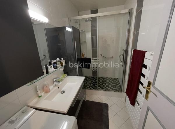 Vous serez agréablement surpris par ce magnifique F3 !
Coup de cœur assuré pour cet appartement unique ! 

Côté cour, au calme, ce superbe appartement de 3 pièces saura vous séduire avec sa magnifique terrasse de 81 m2, sa belle luminosité, tout en étant proche des commodités et du RER ! Tous se fait à pied ! Quel bonheur !

Vous bénéficiez :

d'un séjour lumineux avec un accès direct à la terrasse par sa grande baie vitrée, 
d'une cuisine indépendante aménagée et équipée, 
de 2 chambres confortables avec un accès direct à la terrasse,  
d'une belle salle d'eau récente, 
d'un WC indépendant, 
d'un cellier/buanderie 
et de divers rangements.

Ce bel appartement se situe au 1er étage de la résidence, la résidence dispose d'un ascenseur.

Une cave et une place de parking au sous-sol complète ce bien.

Les +++ :
fenêtres récentes PVC double vitrage, 
volets roulants électriques en aluminium
Salle d'eau récente
terrasse aménagée de 81 m2 avec son espace salon, espace salle à manger, chalet en bois 
Au calme tout en étant à 2 pas des commerces,
Proche du RER A
Appartement unique 
Accès terrasse de la pièce de vie et des 2 chambres
Appartement fibré
Nombreux rangements 
Cadre de vie agréable

Un appartement cosy avec un extérieur unique tout en étant proche de Paris !

A votre disposition pour une visite !