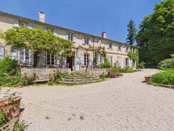 Domaine dans la montagne noire avec Manoir, 4 logements et 10 ha de terrain