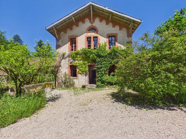 Domaine dans la montagne noire avec Manoir, 4 logements et 10 ha de terrain