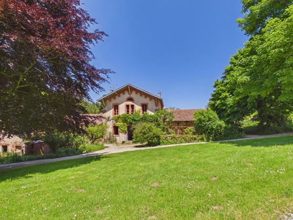 Domaine dans la montagne noire avec Manoir, 4 logements et 10 ha de terrain