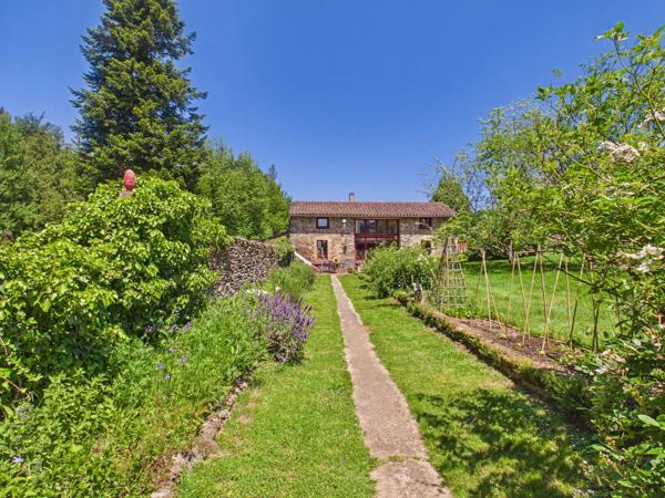 Domaine dans la montagne noire avec Manoir, 4 logements et 10 ha de terrain