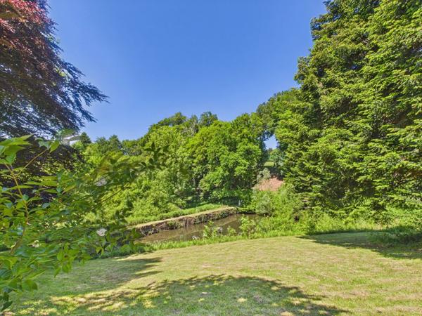 Domaine dans la montagne noire avec Manoir, 4 logements et 10 ha de terrain