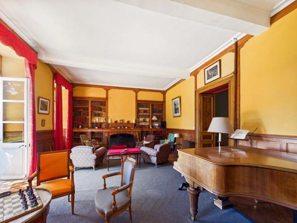 Domaine dans la montagne noire avec Manoir, 4 logements et 10 ha de terrain