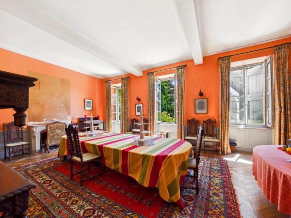 Domaine dans la montagne noire avec Manoir, 4 logements et 10 ha de terrain