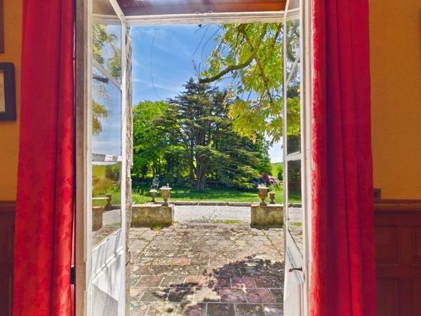 Domaine dans la montagne noire avec Manoir, 4 logements et 10 ha de terrain