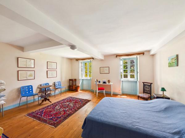 Domaine dans la montagne noire avec Manoir, 4 logements et 10 ha de terrain