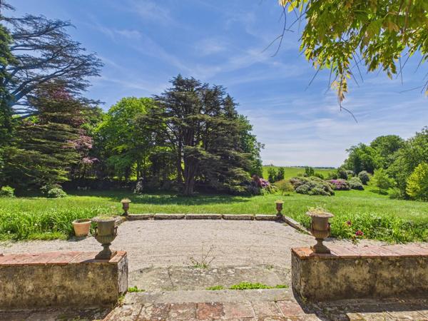 Domaine dans la montagne noire avec Manoir, 4 logements et 10 ha de terrain