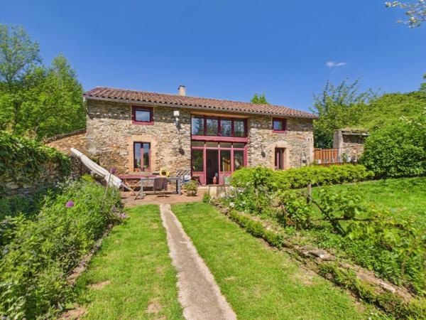 Domaine dans la montagne noire avec Manoir, 4 logements et 10 ha de terrain