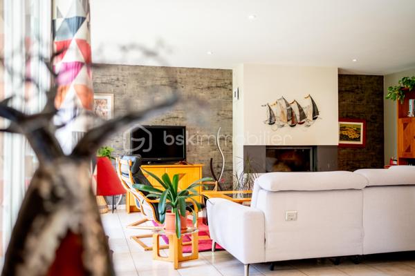 Située dans un quartier résidentiel calme de Bréal-sous-Montfort, cette maison familiale de 223 m² habitables propose une configuration fonctionnelle et de grands volumes. Son emplacement en fond d’impasse assure une réelle tranquillité, tout en permettant d'accéder à pied aux commerces, aux écoles et aux transports vers Rennes.

L’espace de vie principal se distingue par ses dimensions généreuses et son atmosphère chaleureuse apportée par une cheminée. Cette pièce est entièrement ouverte sur le jardin, offrant une transition fluide entre l'intérieur et l'extérieur. La cuisine, également ouverte, est complétée par une arrière-cuisine ainsi qu'une buanderie, un aménagement pratique pour l'organisation familiale quotidienne. Côté nuit, la maison dispose de six grandes chambres, dont une suite parentale située au rez-de-chaussée. Un grand garage vient s'ajouter aux prestations, offrant un espace de stockage et de stationnement sécurisé.

L’atout majeur de cette propriété reste son terrain de 1 307 m². Rare en plein cœur de ville.. Cet espace extérieur, spacieux et bien exposé, est un véritable point fort pour une famille cherchant de la surface en extérieur.

Proposé à 532 000 €, ce bien combine une surface habitable importante, des annexes fonctionnelles et un potentiel foncier rare sur le secteur de Rennes Métropole. Pour toute information complémentaire ou pour organiser une visite, nous vous invitons à nous contacter directement.

Certaines photos sont non contractuelles et aident à la projection.


Les informations sur les risques auxquels ce bien est exposé sont disponibles sur le site Géorisques : www.georisques.gouv.fr
Cette annonce référence 338730 vous est présentée par votre agent commercial BSK Immobilier CLAIRE KOUDOGBO (EI) immatriculé au RSAC de RENNES (35000) sous le numéro 94883869300018.

Prix du bien : 423 500,00 €
Les honoraires d'agence sont à la charge du vendeur.

A propos des performances énergétiques :
Date de réalisation du diagnostic énergétique : 20/11/2025
Score DPE : 153 kWhEP/m²/an
Score GES : 27 kgepCO2/m²/an
Montant estimé des dépenses annuelles d'énergie pour un usage standard : entre 3097.00 € et 4191.00 € par an. Prix moyens des énergies indexés sur l'année 2023 (abonnements compris).

Les informations sur les risques auxquels ce bien est exposé sont disponibles sur le site Géorisques : www.georisques.gouv.fr