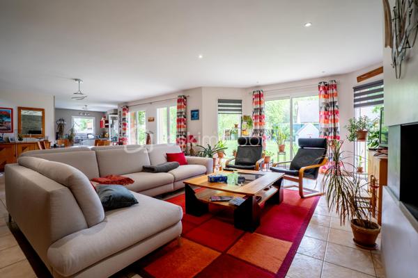 Située dans un quartier résidentiel calme de Bréal-sous-Montfort, cette maison familiale de 223 m² habitables propose une configuration fonctionnelle et de grands volumes. Son emplacement en fond d’impasse assure une réelle tranquillité, tout en permettant d'accéder à pied aux commerces, aux écoles et aux transports vers Rennes.

L’espace de vie principal se distingue par ses dimensions généreuses et son atmosphère chaleureuse apportée par une cheminée. Cette pièce est entièrement ouverte sur le jardin, offrant une transition fluide entre l'intérieur et l'extérieur. La cuisine, également ouverte, est complétée par une arrière-cuisine ainsi qu'une buanderie, un aménagement pratique pour l'organisation familiale quotidienne. Côté nuit, la maison dispose de six grandes chambres, dont une suite parentale située au rez-de-chaussée. Un grand garage vient s'ajouter aux prestations, offrant un espace de stockage et de stationnement sécurisé.

L’atout majeur de cette propriété reste son terrain de 1 307 m². Rare en plein cœur de ville.. Cet espace extérieur, spacieux et bien exposé, est un véritable point fort pour une famille cherchant de la surface en extérieur.

Proposé à 532 000 €, ce bien combine une surface habitable importante, des annexes fonctionnelles et un potentiel foncier rare sur le secteur de Rennes Métropole. Pour toute information complémentaire ou pour organiser une visite, nous vous invitons à nous contacter directement.

Certaines photos sont non contractuelles et aident à la projection.


Les informations sur les risques auxquels ce bien est exposé sont disponibles sur le site Géorisques : www.georisques.gouv.fr
Cette annonce référence 338730 vous est présentée par votre agent commercial BSK Immobilier CLAIRE KOUDOGBO (EI) immatriculé au RSAC de RENNES (35000) sous le numéro 94883869300018.

Prix du bien : 423 500,00 €
Les honoraires d'agence sont à la charge du vendeur.

A propos des performances énergétiques :
Date de réalisation du diagnostic énergétique : 20/11/2025
Score DPE : 153 kWhEP/m²/an
Score GES : 27 kgepCO2/m²/an
Montant estimé des dépenses annuelles d'énergie pour un usage standard : entre 3097.00 € et 4191.00 € par an. Prix moyens des énergies indexés sur l'année 2023 (abonnements compris).

Les informations sur les risques auxquels ce bien est exposé sont disponibles sur le site Géorisques : www.georisques.gouv.fr