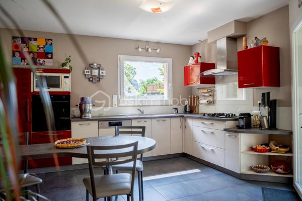 Située dans un quartier résidentiel calme de Bréal-sous-Montfort, cette maison familiale de 223 m² habitables propose une configuration fonctionnelle et de grands volumes. Son emplacement en fond d’impasse assure une réelle tranquillité, tout en permettant d'accéder à pied aux commerces, aux écoles et aux transports vers Rennes.

L’espace de vie principal se distingue par ses dimensions généreuses et son atmosphère chaleureuse apportée par une cheminée. Cette pièce est entièrement ouverte sur le jardin, offrant une transition fluide entre l'intérieur et l'extérieur. La cuisine, également ouverte, est complétée par une arrière-cuisine ainsi qu'une buanderie, un aménagement pratique pour l'organisation familiale quotidienne. Côté nuit, la maison dispose de six grandes chambres, dont une suite parentale située au rez-de-chaussée. Un grand garage vient s'ajouter aux prestations, offrant un espace de stockage et de stationnement sécurisé.

L’atout majeur de cette propriété reste son terrain de 1 307 m². Rare en plein cœur de ville.. Cet espace extérieur, spacieux et bien exposé, est un véritable point fort pour une famille cherchant de la surface en extérieur.

Proposé à 532 000 €, ce bien combine une surface habitable importante, des annexes fonctionnelles et un potentiel foncier rare sur le secteur de Rennes Métropole. Pour toute information complémentaire ou pour organiser une visite, nous vous invitons à nous contacter directement.

Certaines photos sont non contractuelles et aident à la projection.


Les informations sur les risques auxquels ce bien est exposé sont disponibles sur le site Géorisques : www.georisques.gouv.fr
Cette annonce référence 338730 vous est présentée par votre agent commercial BSK Immobilier CLAIRE KOUDOGBO (EI) immatriculé au RSAC de RENNES (35000) sous le numéro 94883869300018.

Prix du bien : 423 500,00 €
Les honoraires d'agence sont à la charge du vendeur.

A propos des performances énergétiques :
Date de réalisation du diagnostic énergétique : 20/11/2025
Score DPE : 153 kWhEP/m²/an
Score GES : 27 kgepCO2/m²/an
Montant estimé des dépenses annuelles d'énergie pour un usage standard : entre 3097.00 € et 4191.00 € par an. Prix moyens des énergies indexés sur l'année 2023 (abonnements compris).

Les informations sur les risques auxquels ce bien est exposé sont disponibles sur le site Géorisques : www.georisques.gouv.fr