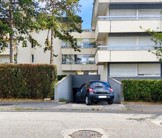 Parking
        
        - 12 m² 15 000 € *