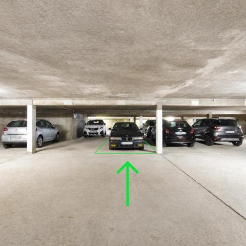 Parking
        
        - 12 m² 15 000 € *