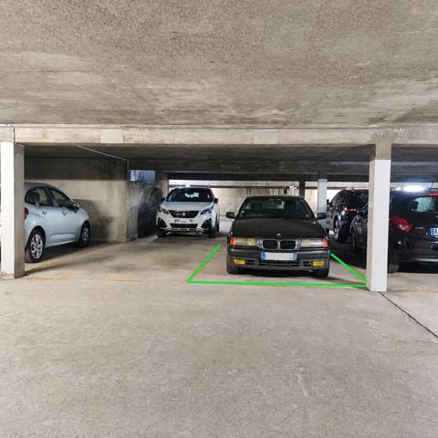 Parking
        
        - 12 m² 15 000 € *