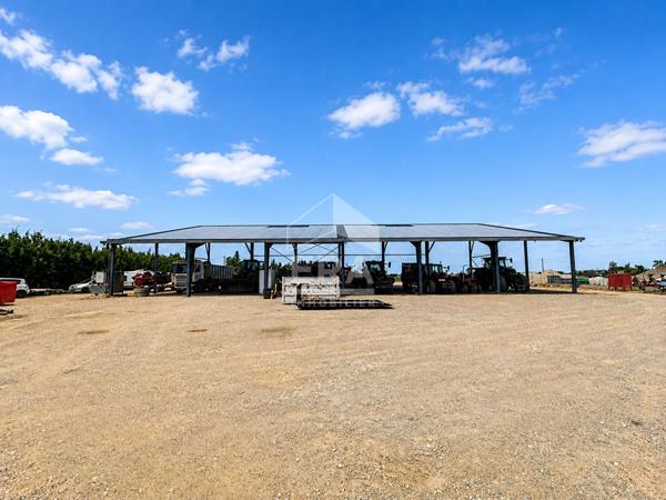 Ensemble rare composé d'un terrain de 11 162 m² et d'un vaste hangar ouvert d'environ 700 m²