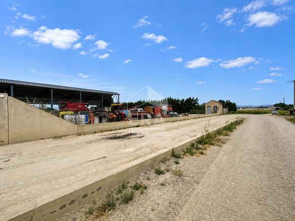 Ensemble rare composé d'un terrain de 11 162 m² et d'un vaste hangar ouvert d'environ 700 m²
