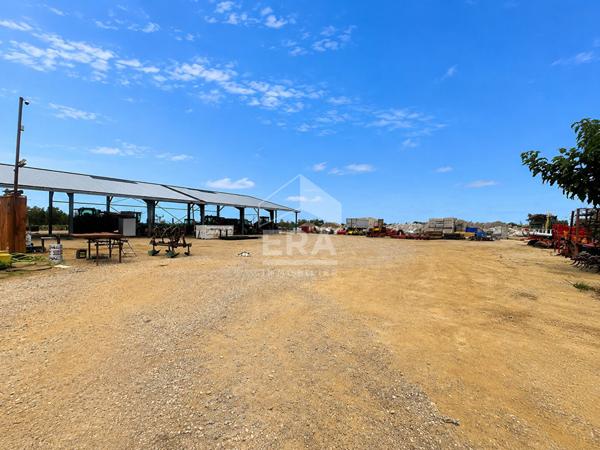 Ensemble rare composé d'un terrain de 11 162 m² et d'un vaste hangar ouvert d'environ 700 m²