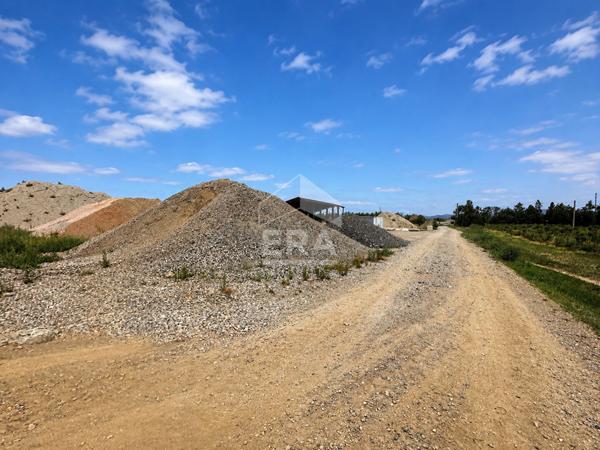 Ensemble rare composé d'un terrain de 11 162 m² et d'un vaste hangar ouvert d'environ 700 m²