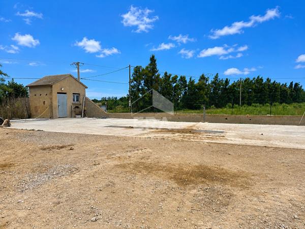 Ensemble rare composé d'un terrain de 11 162 m² et d'un vaste hangar ouvert d'environ 700 m²