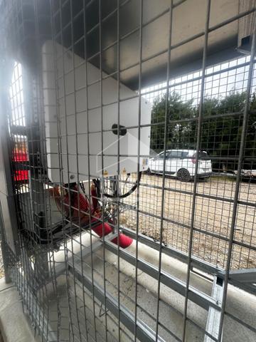 Ensemble rare composé d'un terrain de 11 162 m² et d'un vaste hangar ouvert d'environ 700 m²