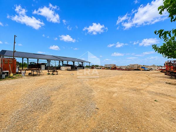 Ensemble rare composé d'un terrain de 11 162 m² et d'un vaste hangar ouvert d'environ 700 m²