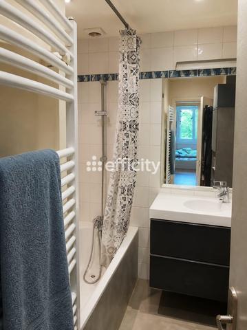 Appartement
         2 pièces
        - 45 m² 340 000 € *
