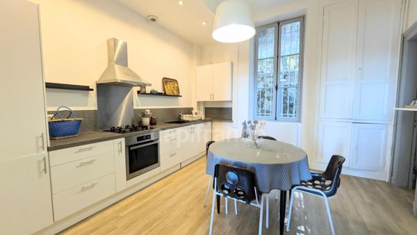 Appartement, 5 pièces avec terrasse et cave,3 chambres.