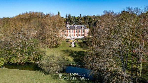 Elégante demeure XIXème en briques et pierres dans un cadre enchanteur avec vue