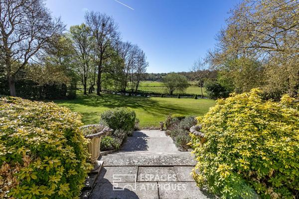Elégante demeure XIXème en briques et pierres dans un cadre enchanteur avec vue